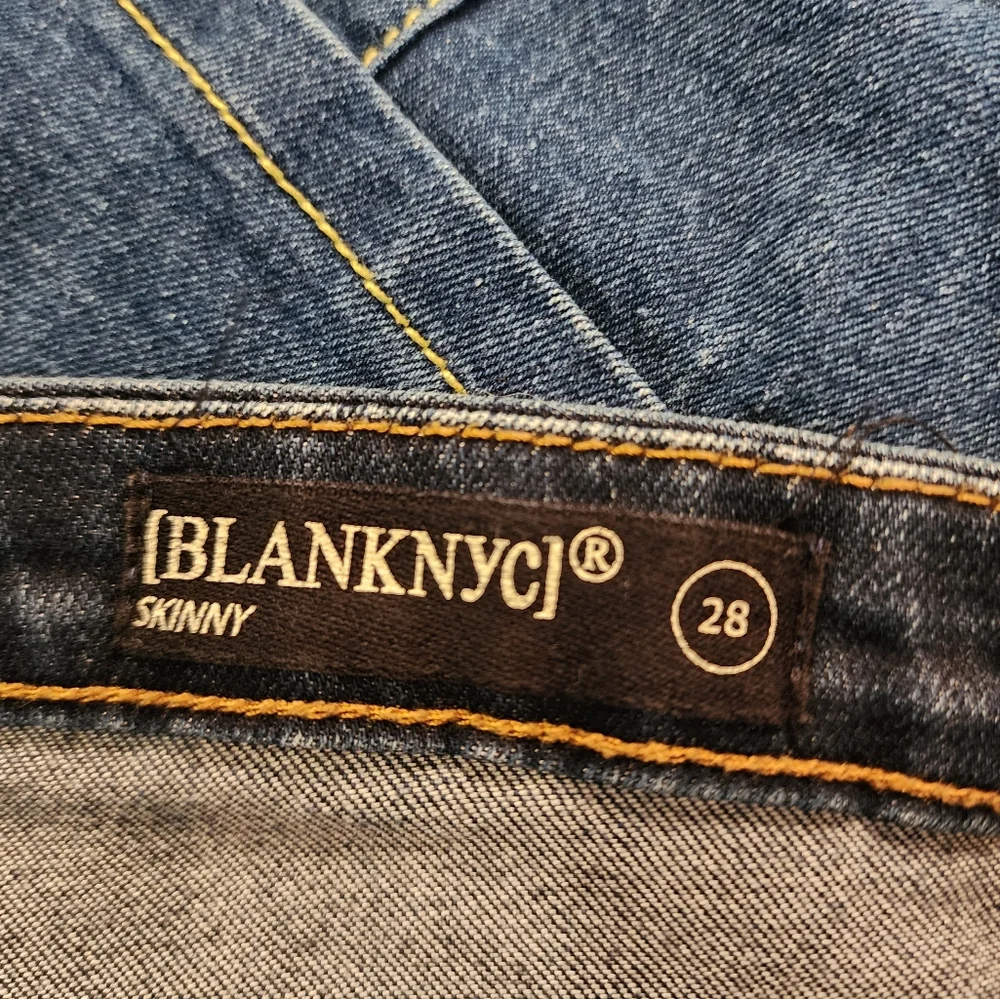 Blank NYC Dark Wash Floral Embroidered Busted Knee Skinny Leg Jeans Size 28 - Picture 10 of 11